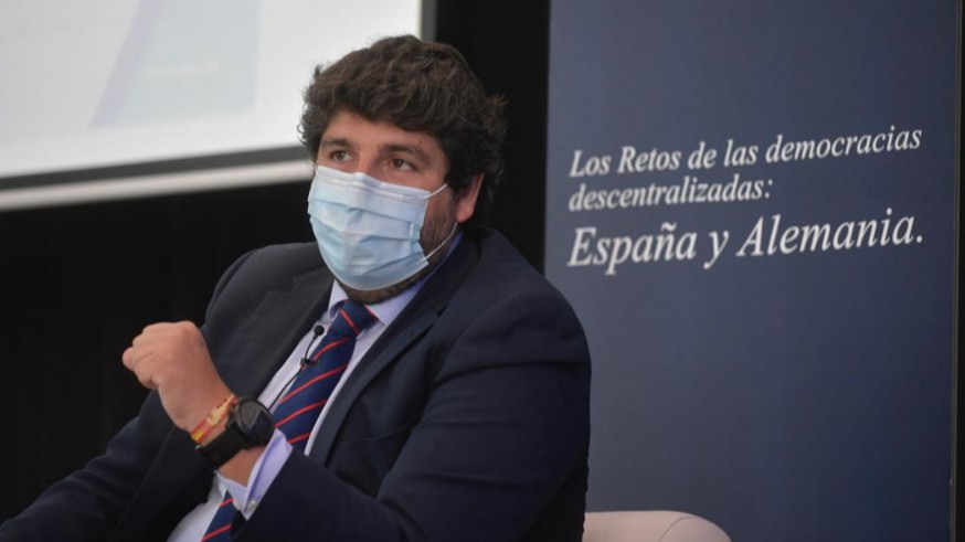 López Miras: "Las vacunas no evitan los contagios, el riesgo sigue estando en la calle"