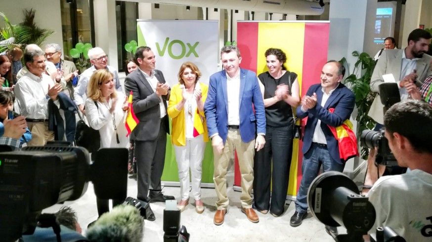 Pascual Salvador (centro), candidato de Vox a la presidencia de la CARM, en la noche electoral