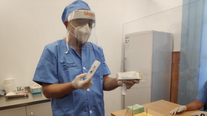 Un enfermero del servicio de vacunas del Ayuntamiento de Murcia