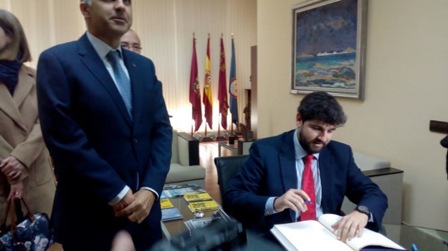 López Miras firma en el libro de honor de la Universidad Politécnica de Cartagena