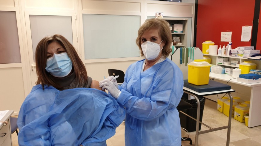 Carmen Carles suministrando la vacuna a una compañera del Centro de Salud. ORM