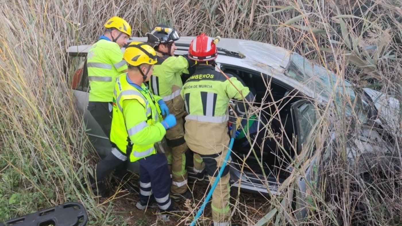 Rescatada una mujer tras sufrir un accidente en la circunvalación de Mula