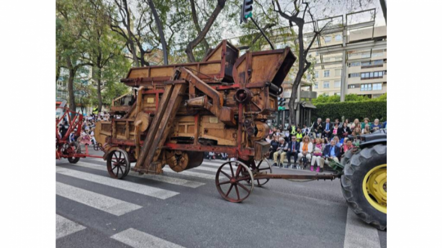 Actualidad de barrios y pedanías. La trilladora casi centenaria de Los Dolores