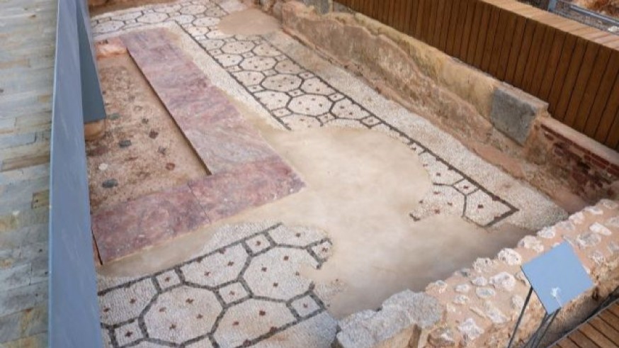 PLAZA PÚBLICA. Restauración de la calzada del edificio Mosaico