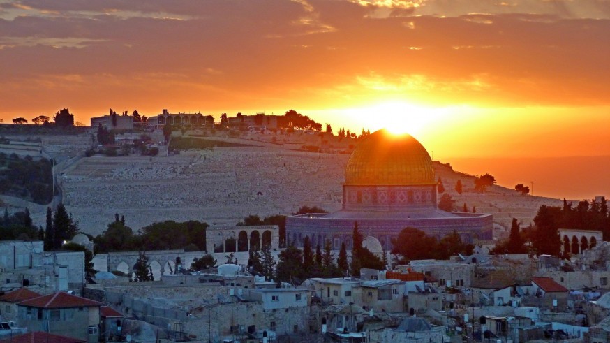 Atardecer en la Ciudad Vieja de Jerusalén, dominado por la Cúpula de la Roca