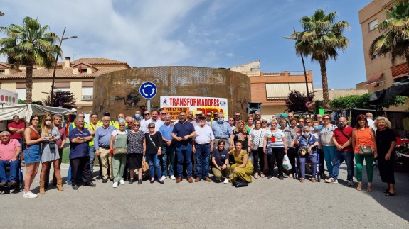 Vecinos y miembros del equipo de gobierno del Ayuntamiento de Lorca. Foto: ORM