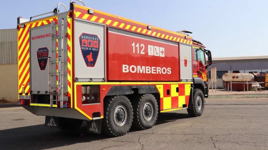Rescatan y atienden por inhalación de humo a una mujer de 79 años en un incendio en San Pedro del Pinatar