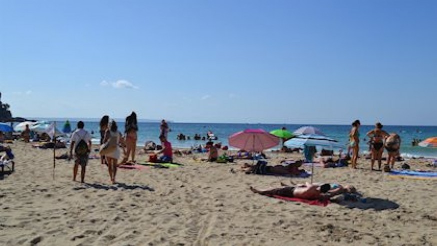 Las aglomeraciones son el principal peligro  para contagiarse del coronavirus en la playa