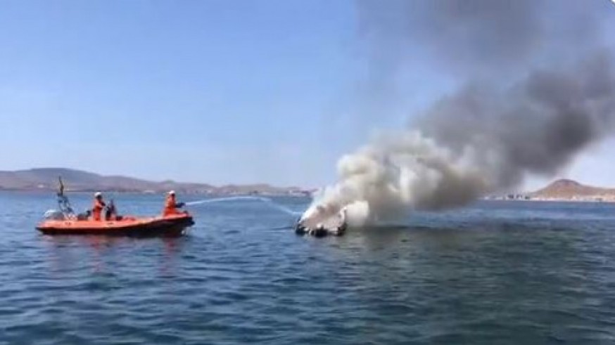 Rescatan a dos tripulantes de una embarcación incendiada frente a la isla de La Perdiguera