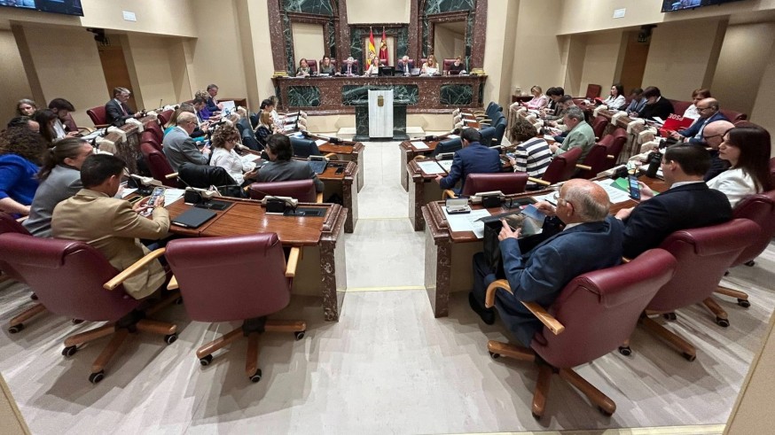 Choque de trenes por la prioridad nacional y la regularización en la Asamblea