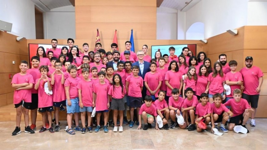 Los niños participantes en las jornadas de formación en hemofilia han sido recibidos por el presidente regional