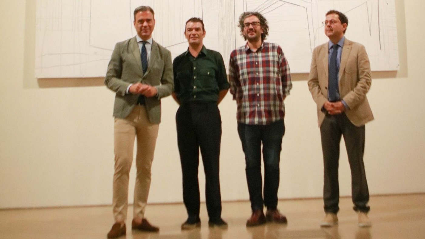 Miguel Fructuoso expone 'Mi famosa serie blanca' en Murcia