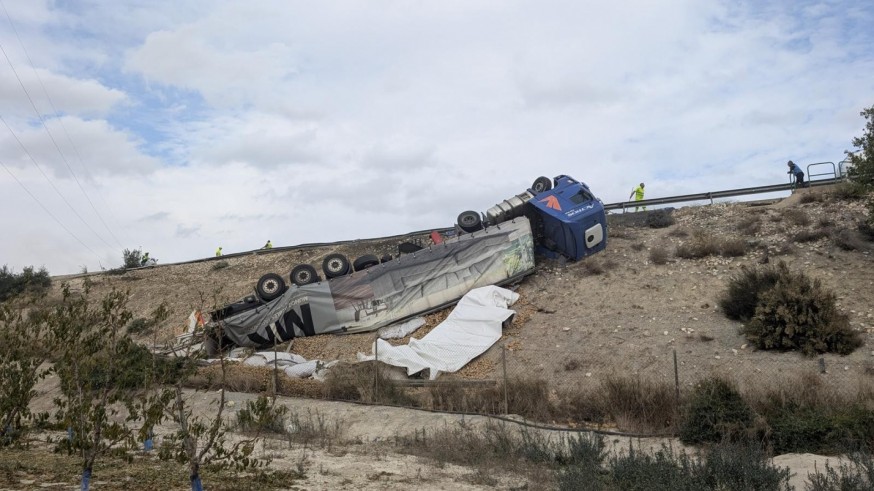 Un camión cargado de patatas sufre un espectacular accidente en la A-30 a la altura de Cieza