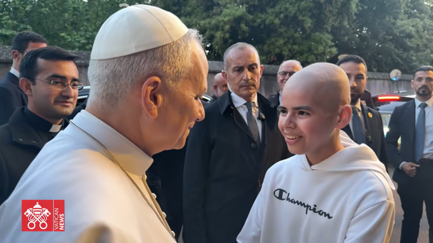 El adolescente cartagenero saluda al Papa tras curarse del linfoma