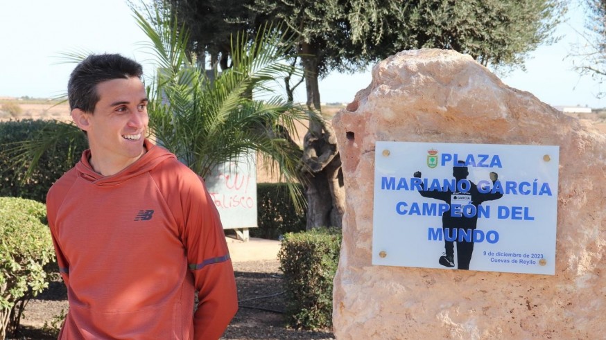 El atleta Mariano García ya tiene una plaza con su nombre en Cuevas de Reyllo