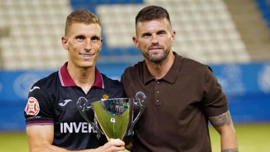 Pablo Reyes da el Trofeo Manny Pelegrín al Real Murcia 