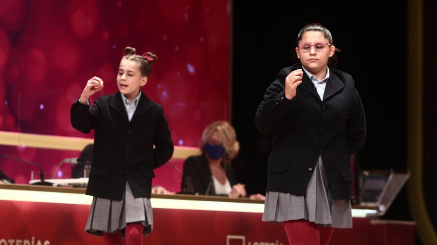 Judith García Benítez (i) y Nerea Pareja Martínez (d) cantan el tercer premio