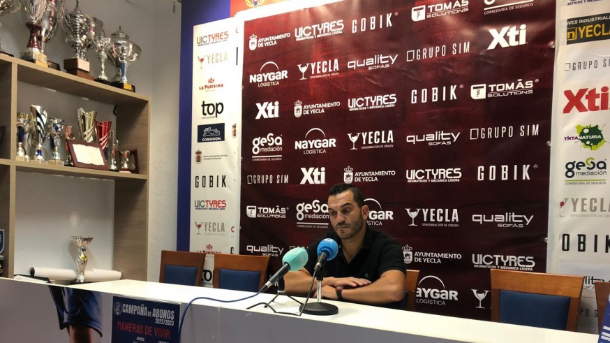 Adrián Hernández en la sala de prensa. FOTO: Yeclano Deportivo
