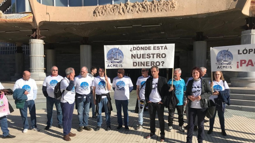 A la espera de cobrar las subvenciones por instalar placas solares y comprar vehículos eléctricos 