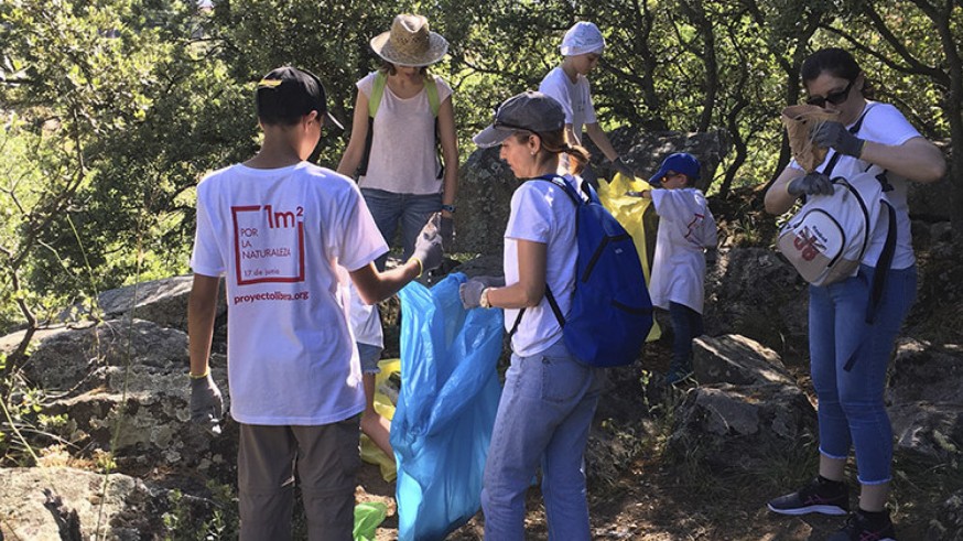 Voluntarios recogiendo residuos en la pasada edición de '1m2 por la naturaleza'. ECOEMBES
