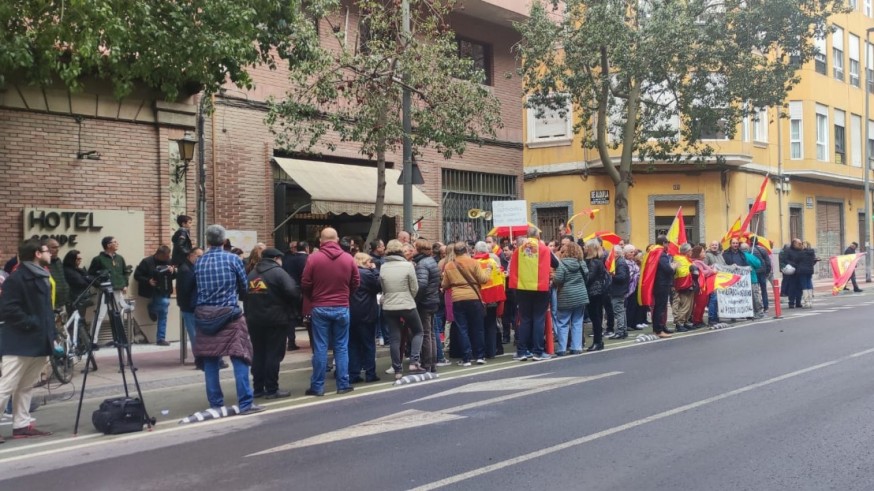 Un centenar de personas se concentran frente a la sede del PSRM-PSOE "en defensa de la unidad de España"