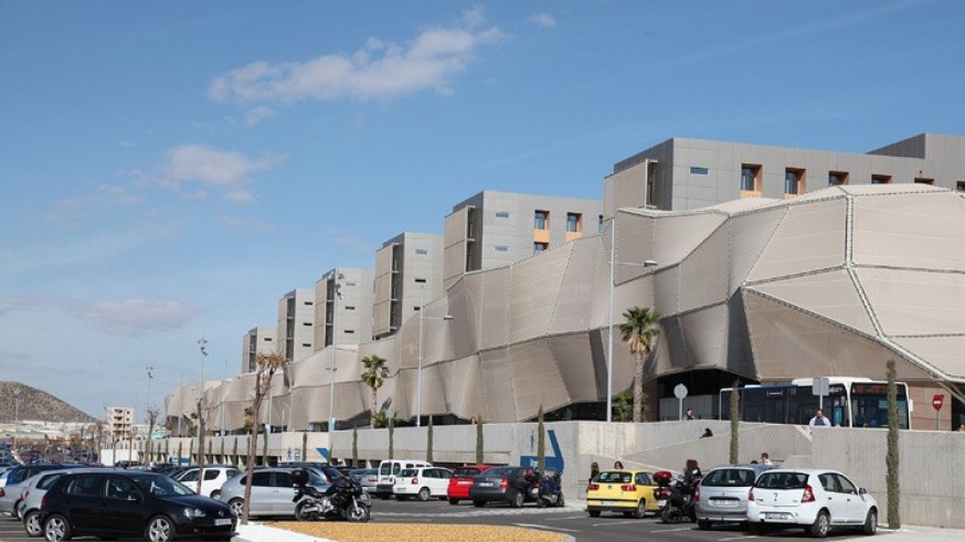 El fallo en un generador del Santa Lucía provocó la evacuación manual de pacientes críticos durante el apagón
