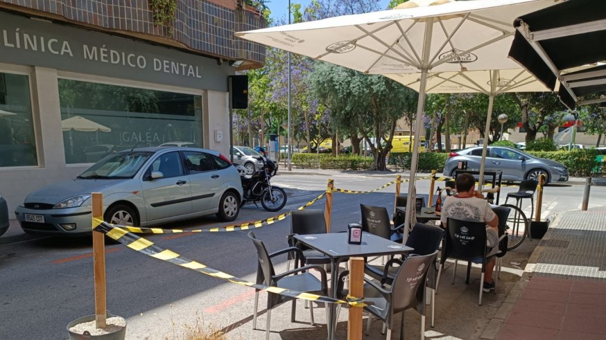 Las terrazas seguirán un año más ocupando plazas de aparcamiento en Murcia