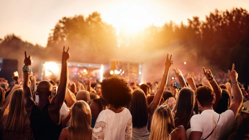 ¿Cuáles son tus derechos en un festival de música? Juana Pérez analiza cancelaciones, cobros indebidos y servicios en el Warm Up