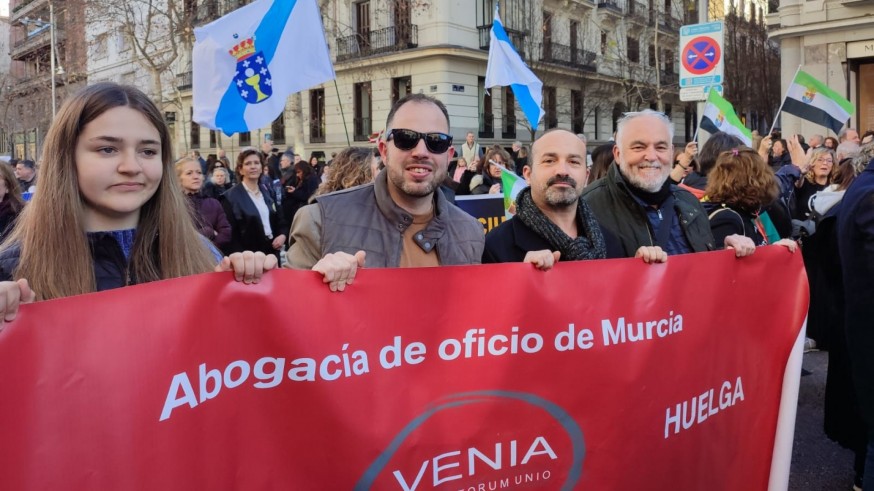 Un centenar de abogados del turno de oficio de Murcia se manifiesta en Madrid