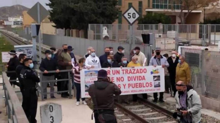 La plataforma pro-tren de Cartagena se plantea copiar las movilizaciones contra el soterramiento en Murcia