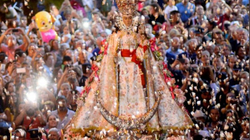 La Virgen de la Fuensanta bajo un manto de pétalos de rosas