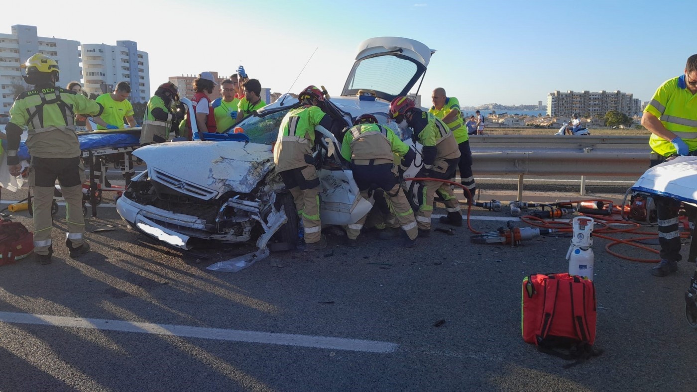 Dos muertos al chocar el vehículo en el que circulaban en sentido contrario a la entrada de La Manga