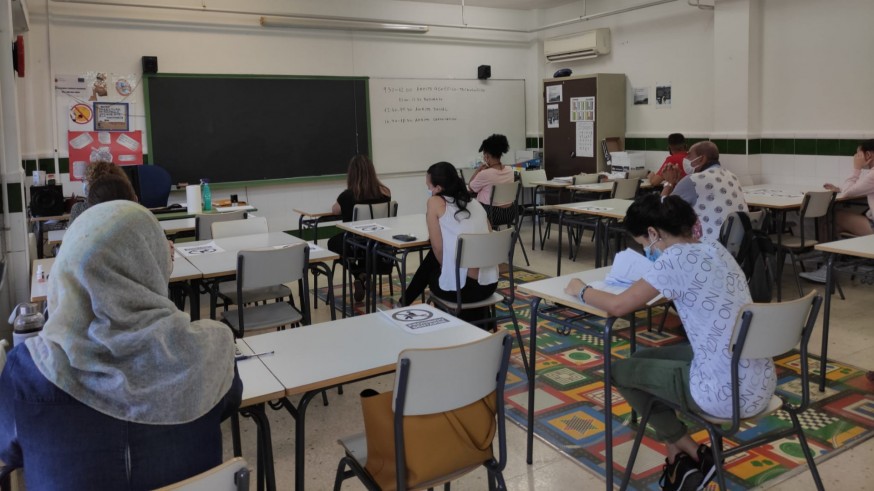 Aspirantes realizando las pruebas en el Centro de Adultos Alix de Murcia. ORM