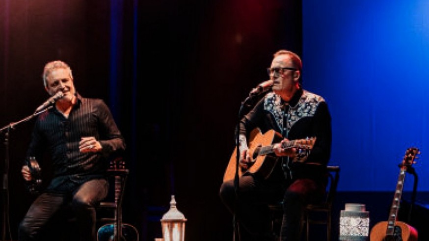 Hablar de M Clan es hacerlo de noches interminables, de estribillos que todo el mundo sabe y de un directo que nunca falla. Con Carlos Tarque hablamos de tres décadas de carretera y rock