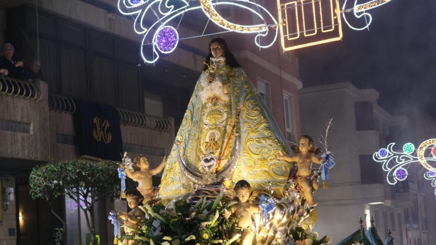 La Virgen del Castillo sin su corona durante la procesión