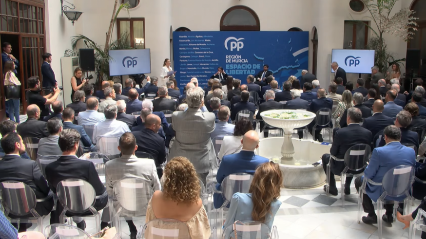 Aznar y López Miras participan en Murcia en un diálogo económico 