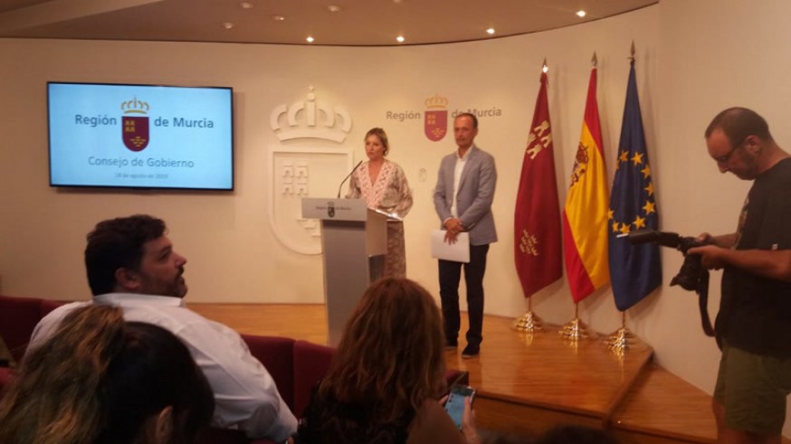 Javier Celdrán, consejero de Hacienda y Ana Martínez Vidal, portavoz del gobierno regional, compareciendo tras el Consejo de Gobierno 