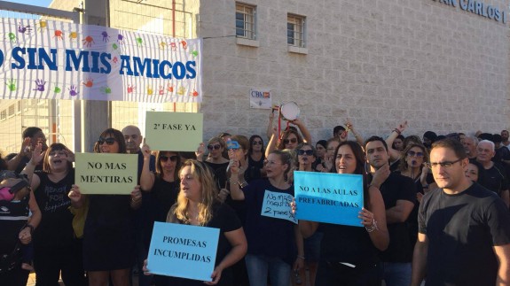 Protesta en el colegio Juan Carlos I de La Unión para denunciar saturación en las aulas