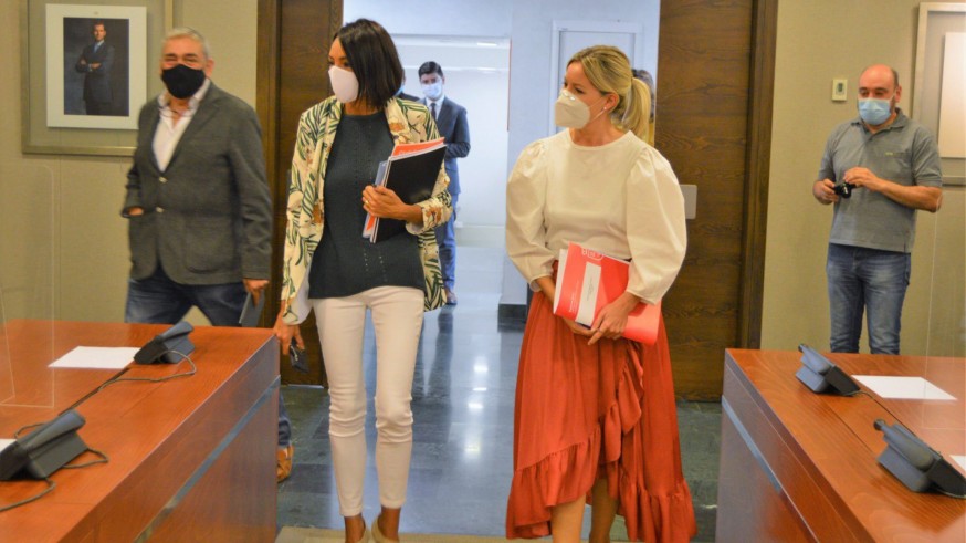 Valle Miguélez y Ana Martínez Vidal a su llegada a la Comisión de Economía y Hacienda. CIUDADANOS