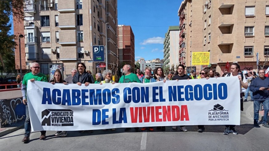Medio millar de personas exigen en Murcia acabar con el 'negocio' de la vivienda