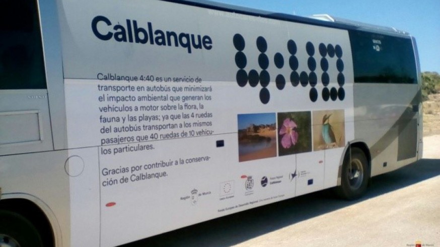 Comienzan a funcionar los autobuses hasta las playas de Calblanque