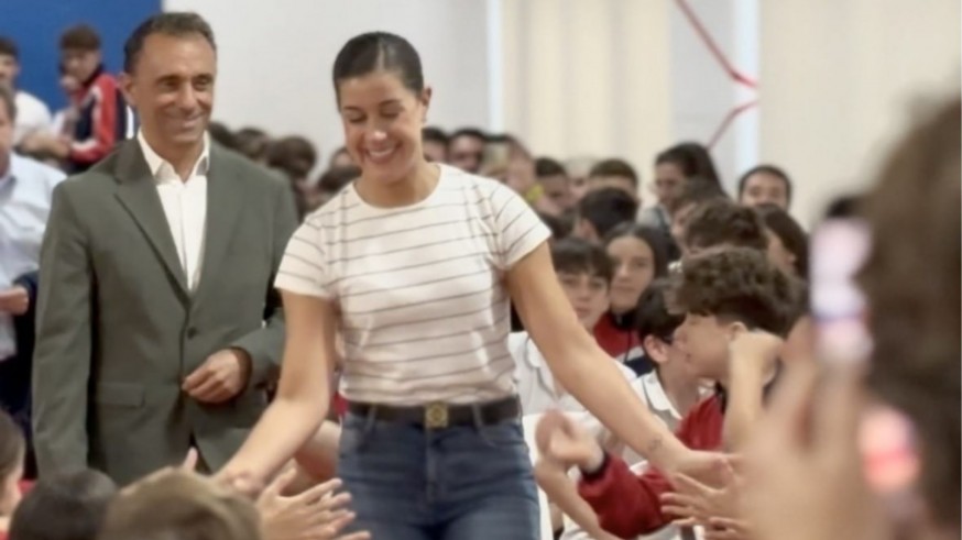 Carolina Marín visita Murcia conversa con escolares sobre su vida y el deporte