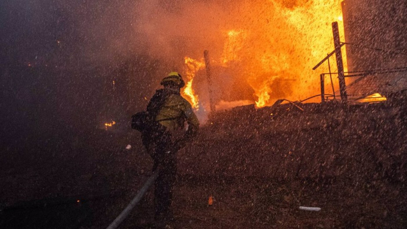 Aumentan a 24 los muertos por los incendios en Los Ángeles 