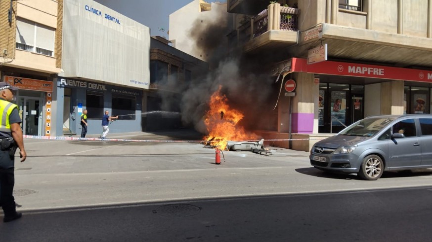 Arde una fila de contenedores en Lorca y obliga a cortar el tráfico en pleno centro