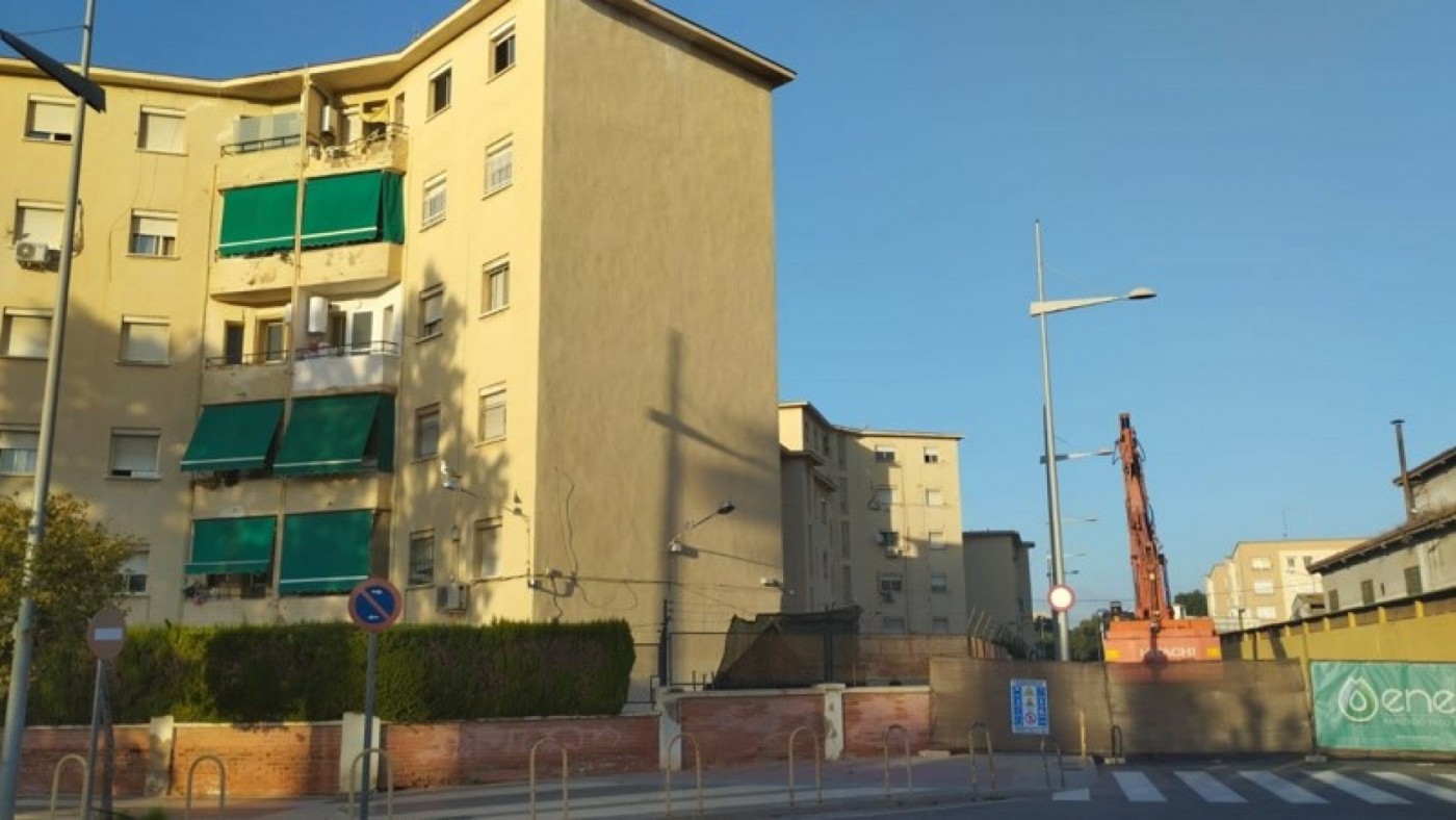 La máquina de demolición en la zona del cuartel de la Guardia Civil de Cartagena. AUGC