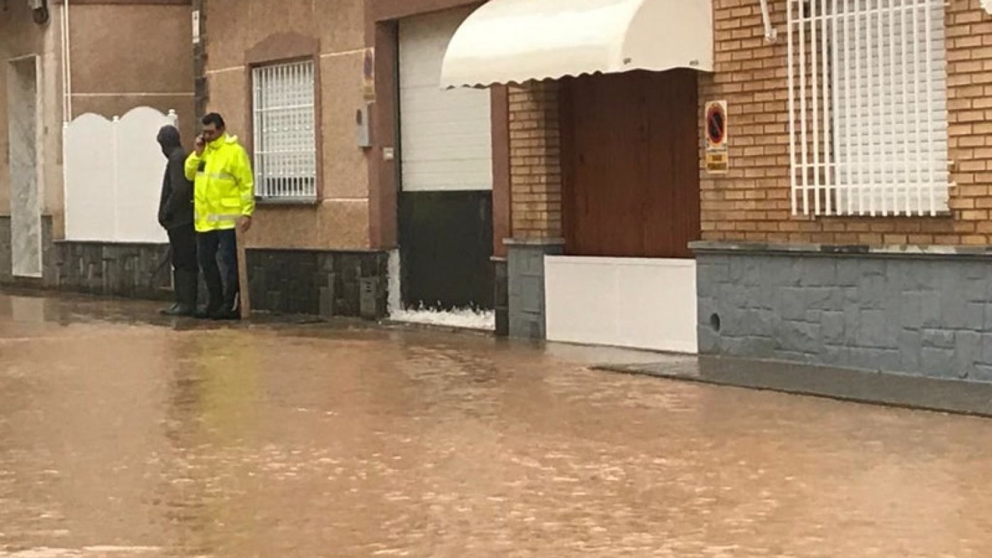Calle de Los Alcázares inundada por el agua