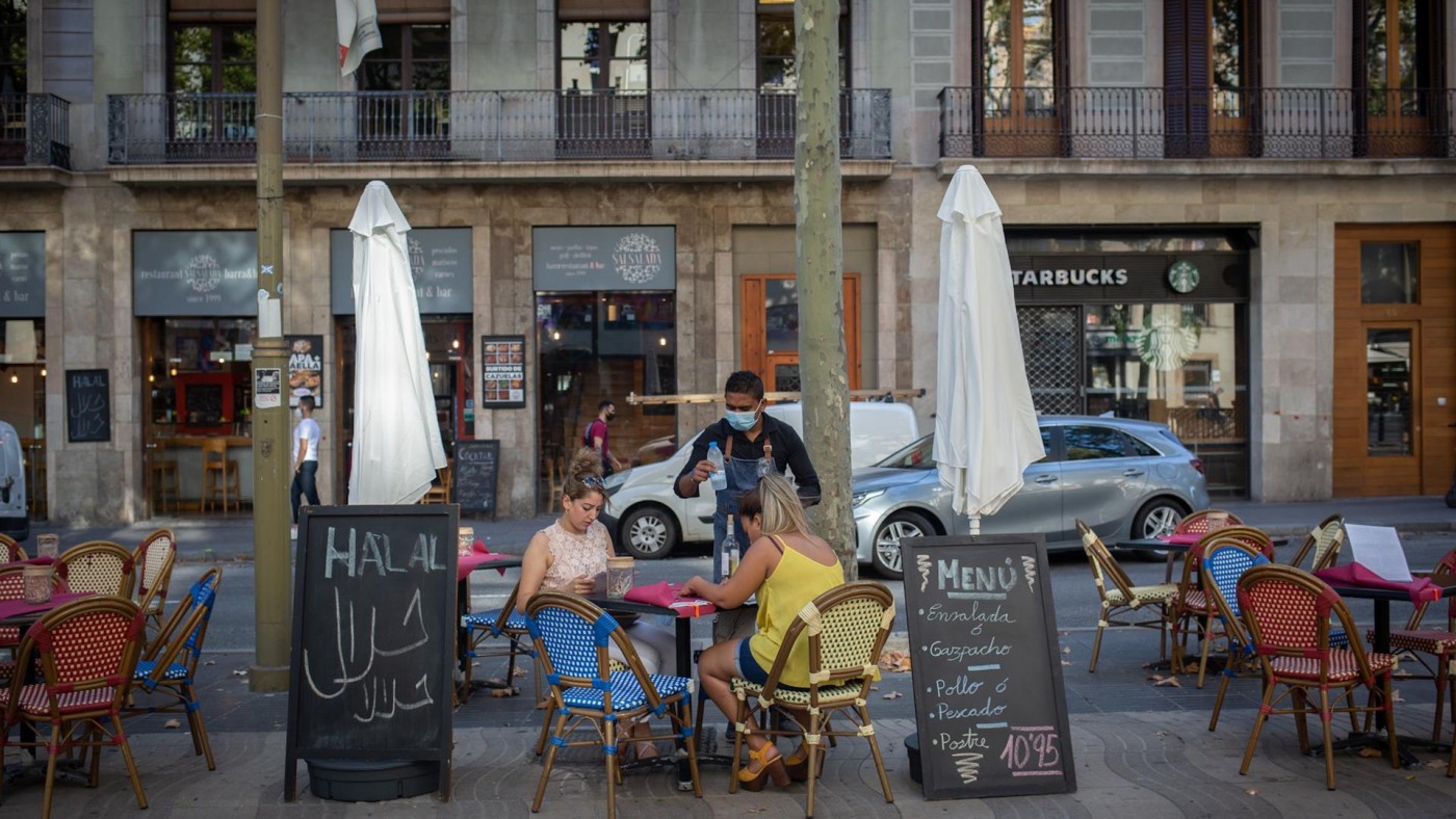Dos mujeres comen en la terraza de un bar en Barcelona