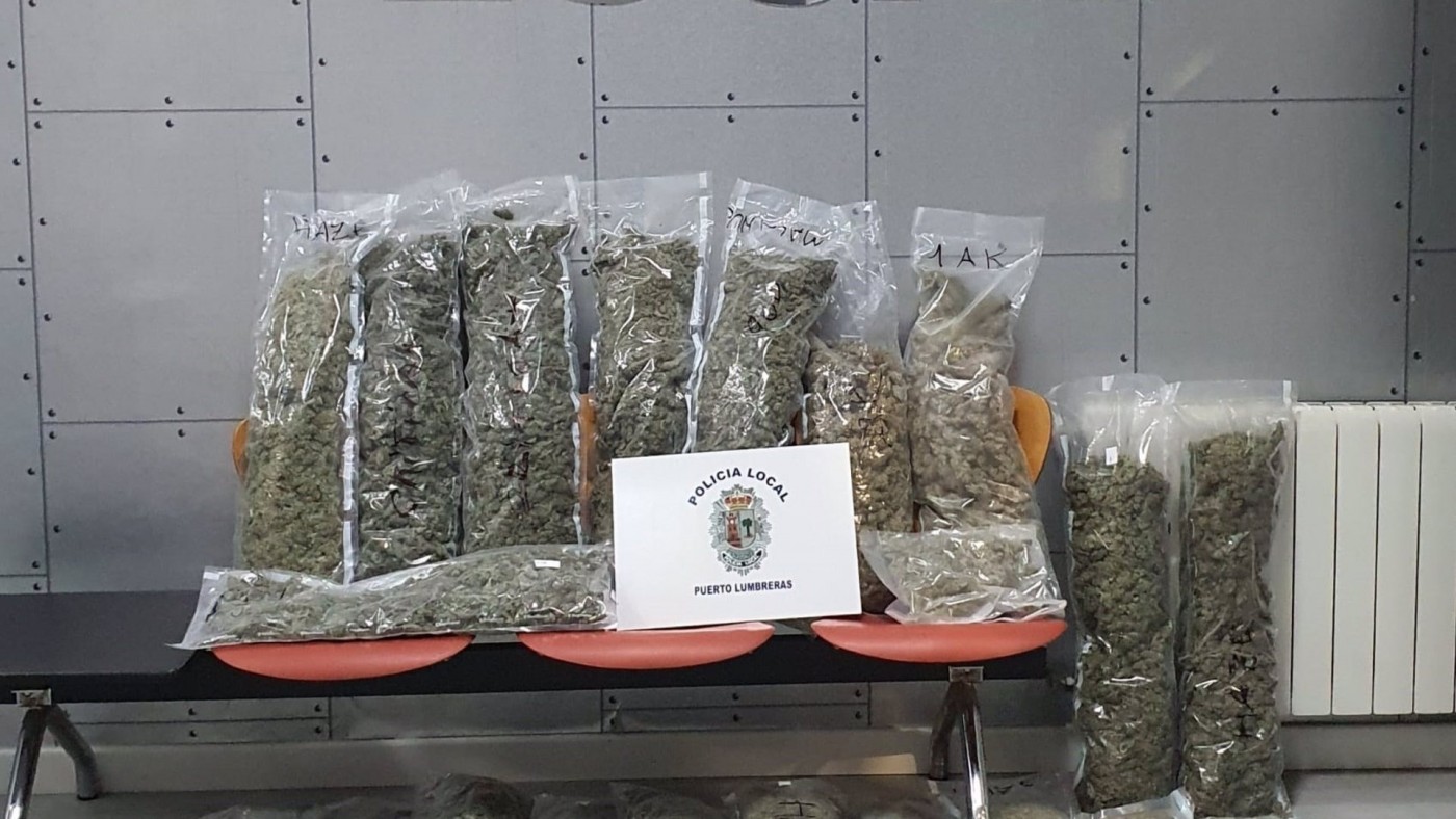 Detenido en Puerto Lumbreras tras intentar deshacerse de 25 kilos de marihuana mientras huía en un coche robado