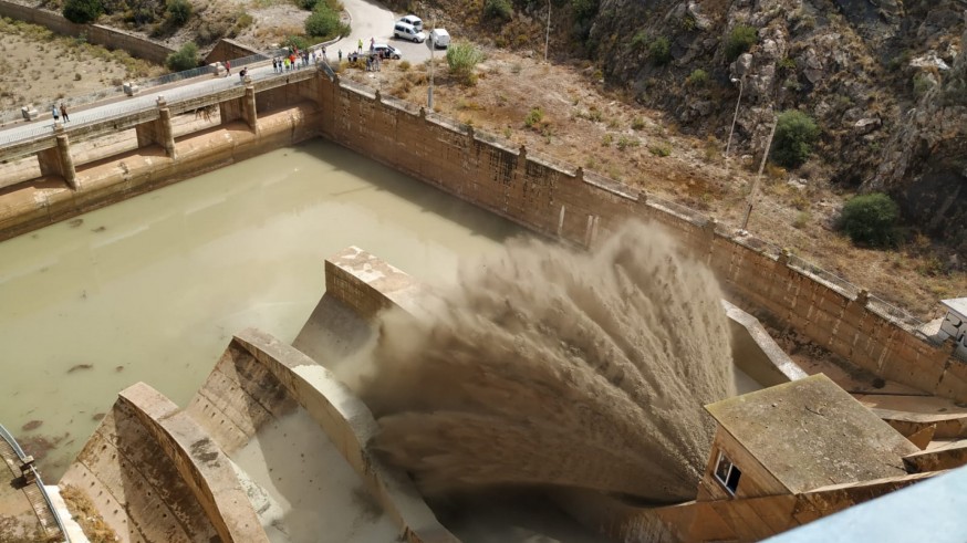 El embalse aliviando agua