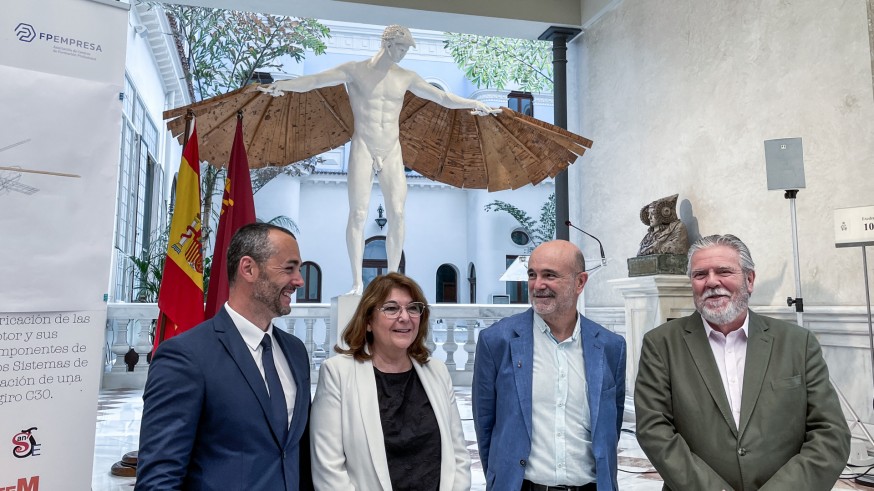 Una réplica del autogiro de Juan de la Cierva a tamaño real hecha por alumnos de Formación Profesional